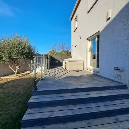 Jolie Maison Moderne Avec Jardin Villa *
